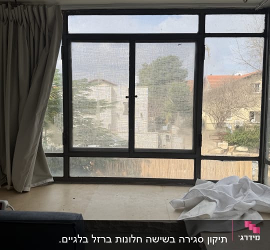 חלון עם וילון ומדף אבן